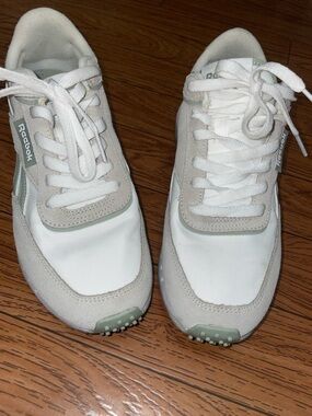 Reebok White Sneakers with mint green Accents sz9